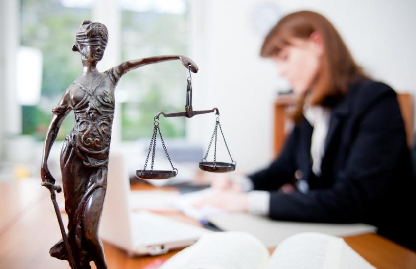 law schools in europe that teaches in english