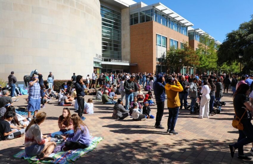 10 University of Texas at Arlington Scholarships for 2023-2024